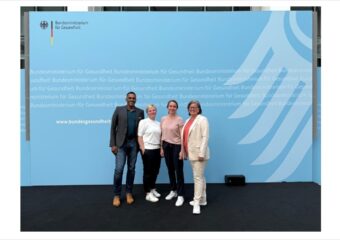 Gruppenfoto des Telemedizin-Teams vor einem Banner des Bundesministeriums für Gesundheit