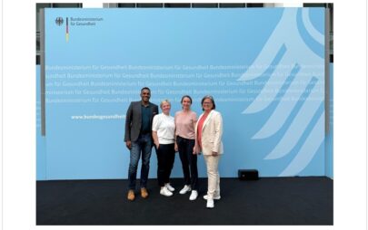 Gruppenfoto des Telemedizin-Teams vor einem Banner des Bundesministeriums für Gesundheit