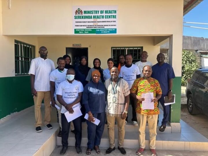 Eine Gruppe von Menschen steht vor einem Eingang eines Klinik-Gebäudes